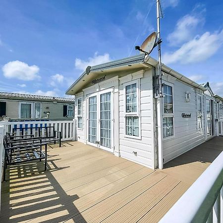 Lovely Caravan With Large Decking At Naze Marine Holiday Park Ref 17306Br ウォルトン・オン・ザ・ネーズ エクステリア 写真