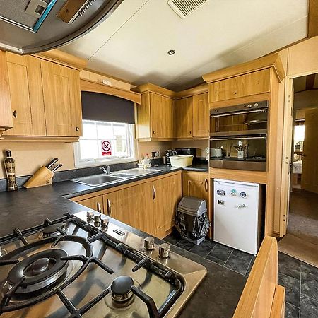 Lovely Caravan With Large Decking At Naze Marine Holiday Park Ref 17306Br ウォルトン・オン・ザ・ネーズ エクステリア 写真