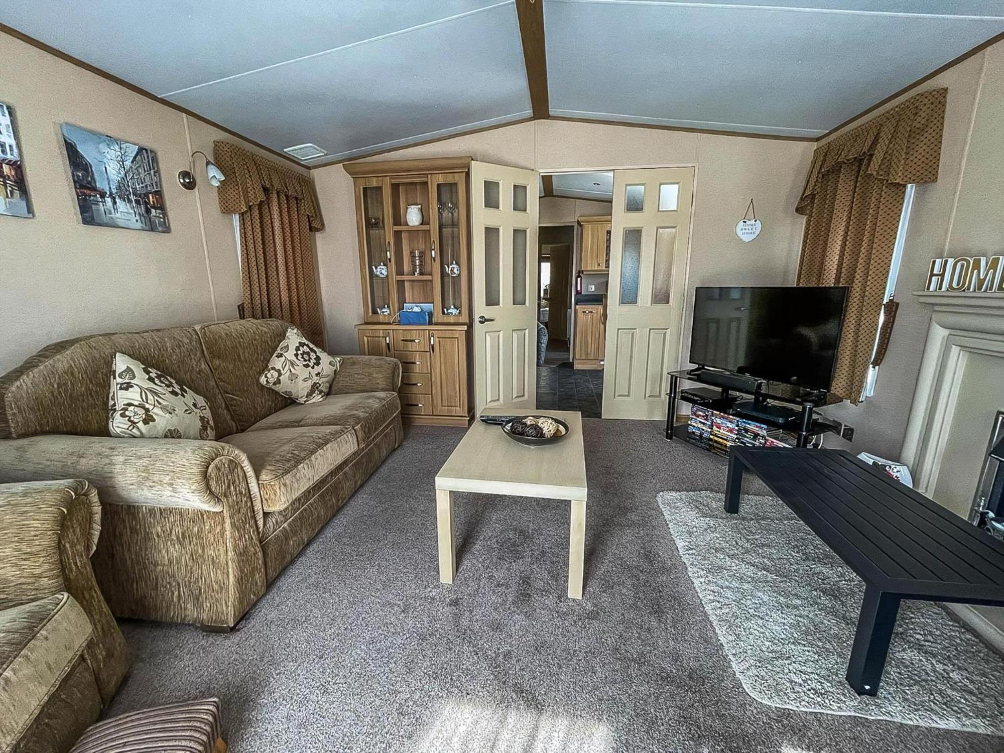 Lovely Caravan With Large Decking At Naze Marine Holiday Park Ref 17306Br ウォルトン・オン・ザ・ネーズ エクステリア 写真