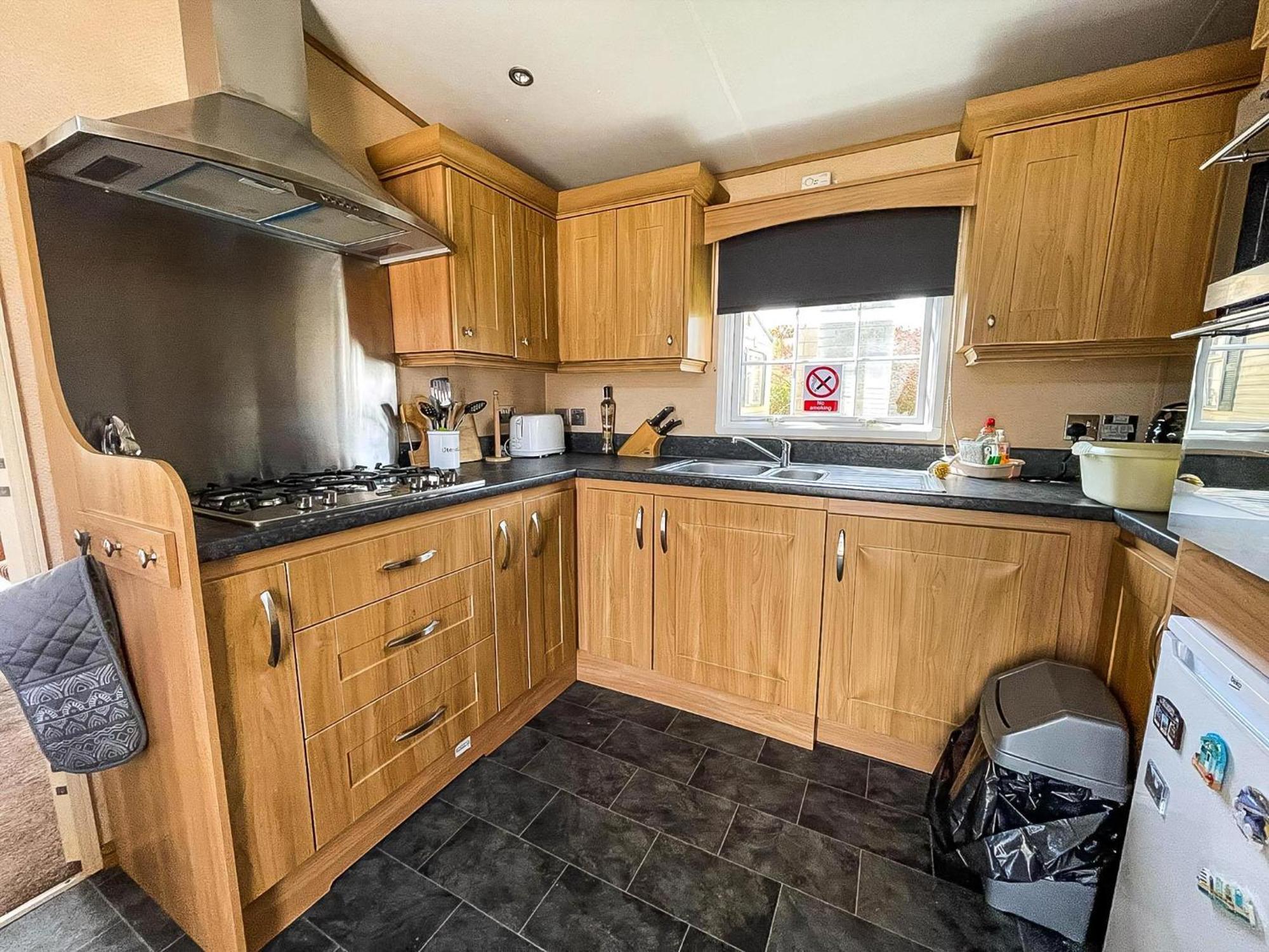 Lovely Caravan With Large Decking At Naze Marine Holiday Park Ref 17306Br ウォルトン・オン・ザ・ネーズ エクステリア 写真