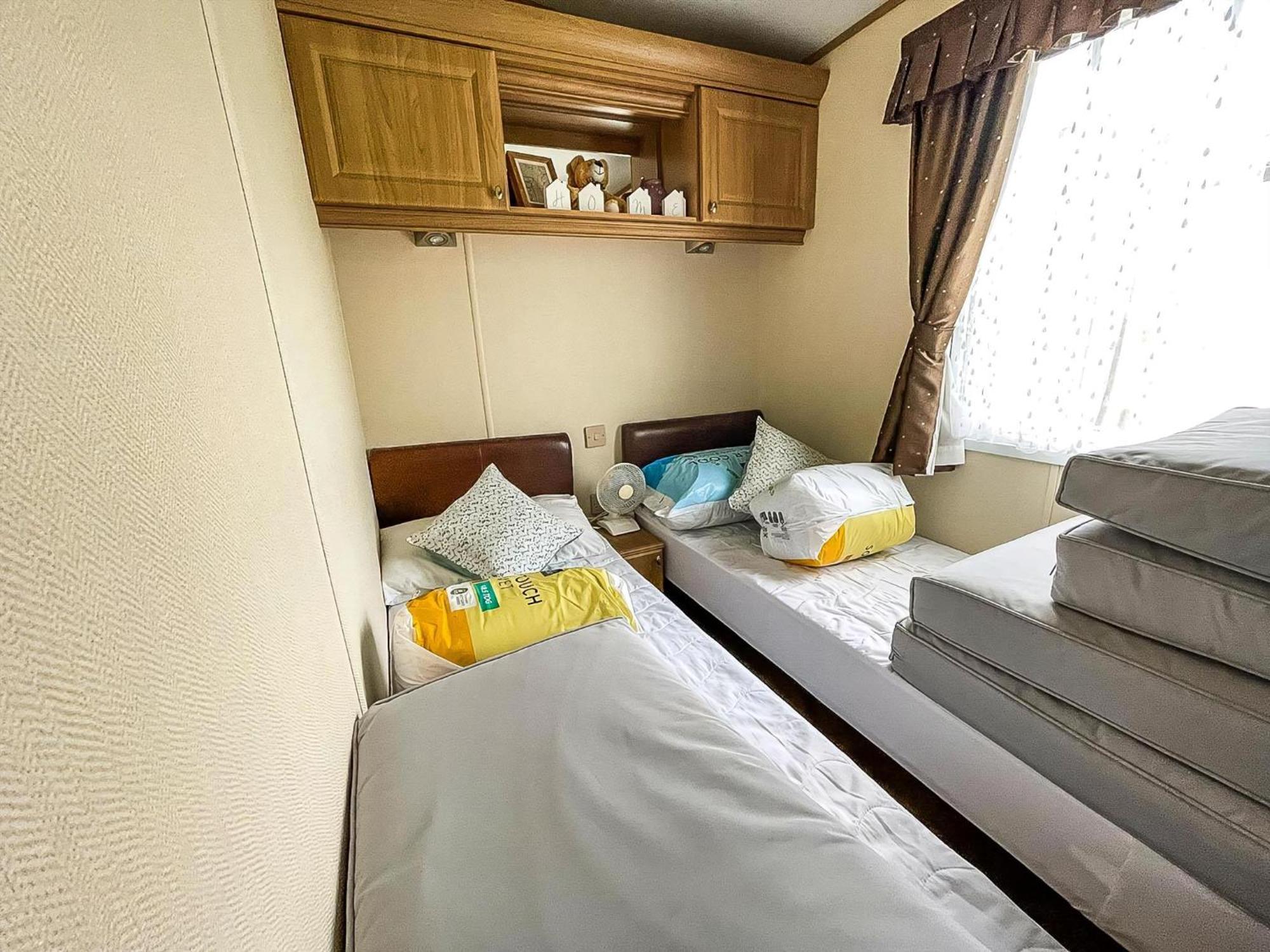 Lovely Caravan With Large Decking At Naze Marine Holiday Park Ref 17306Br ウォルトン・オン・ザ・ネーズ エクステリア 写真