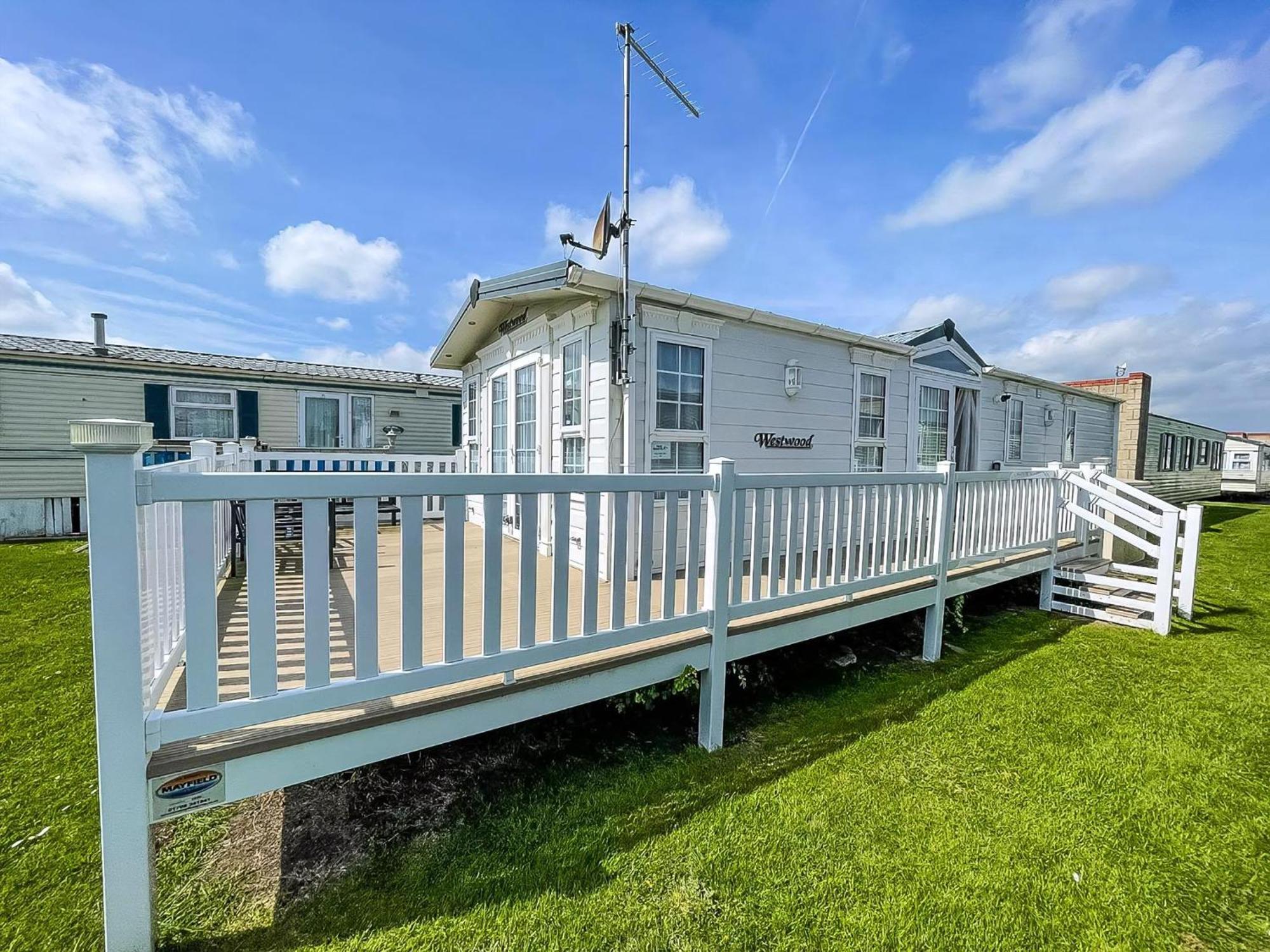 Lovely Caravan With Large Decking At Naze Marine Holiday Park Ref 17306Br ウォルトン・オン・ザ・ネーズ エクステリア 写真