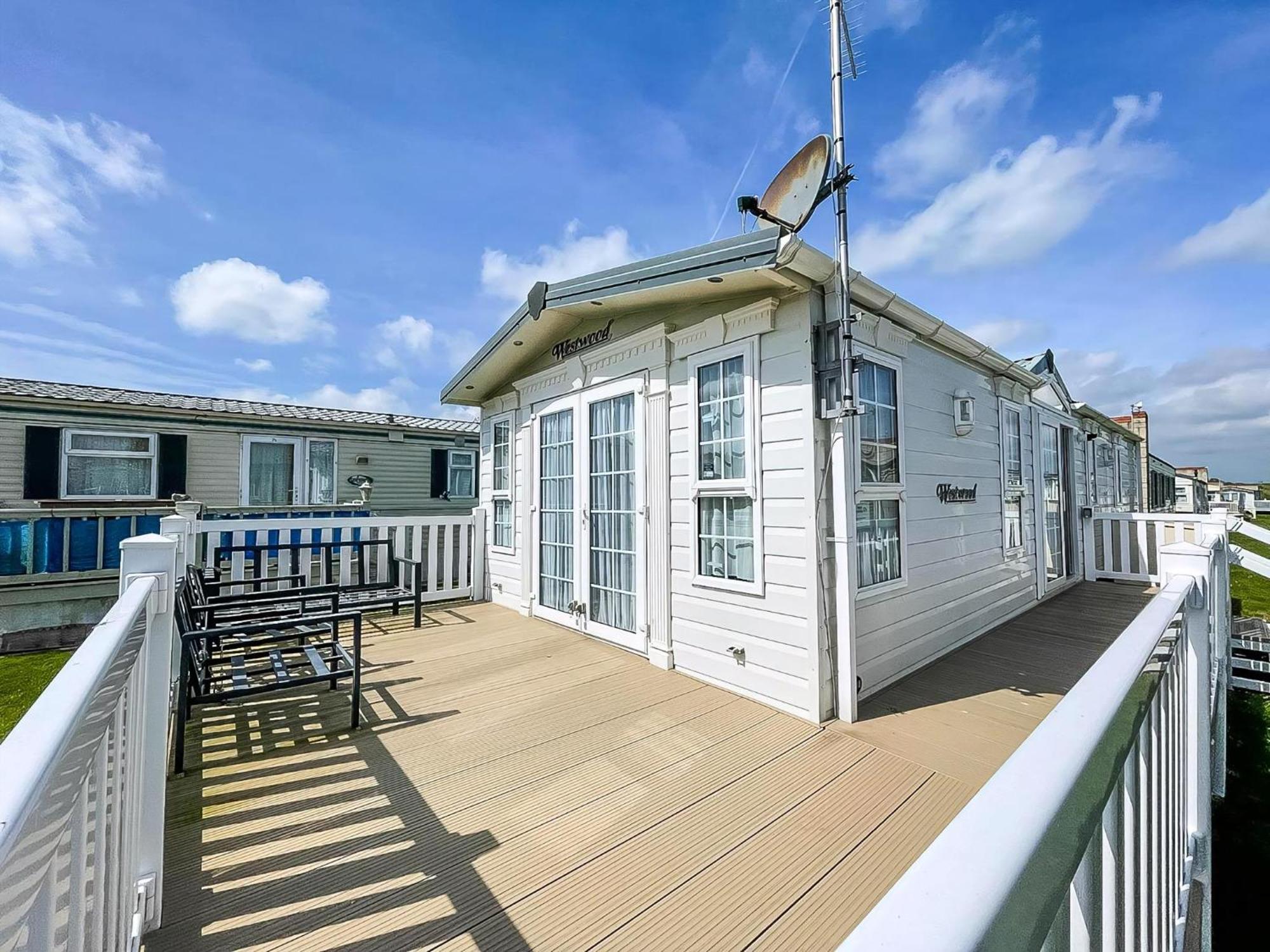 Lovely Caravan With Large Decking At Naze Marine Holiday Park Ref 17306Br ウォルトン・オン・ザ・ネーズ エクステリア 写真