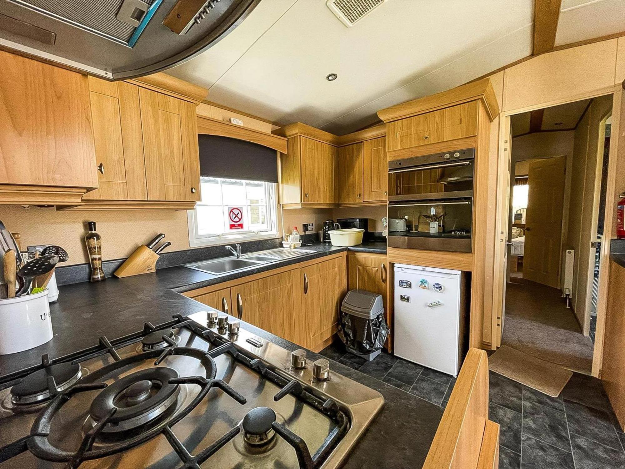 Lovely Caravan With Large Decking At Naze Marine Holiday Park Ref 17306Br ウォルトン・オン・ザ・ネーズ エクステリア 写真