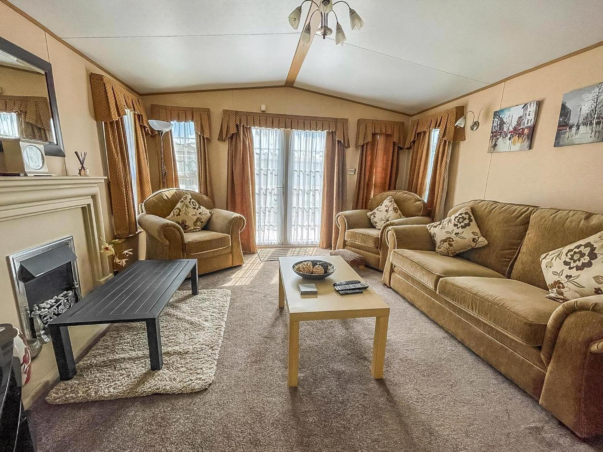 Lovely Caravan With Large Decking At Naze Marine Holiday Park Ref 17306Br ウォルトン・オン・ザ・ネーズ エクステリア 写真