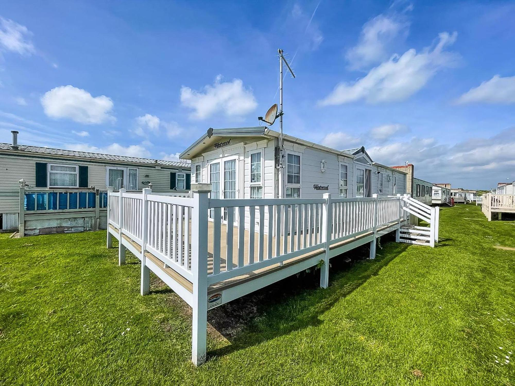 Lovely Caravan With Large Decking At Naze Marine Holiday Park Ref 17306Br ウォルトン・オン・ザ・ネーズ エクステリア 写真